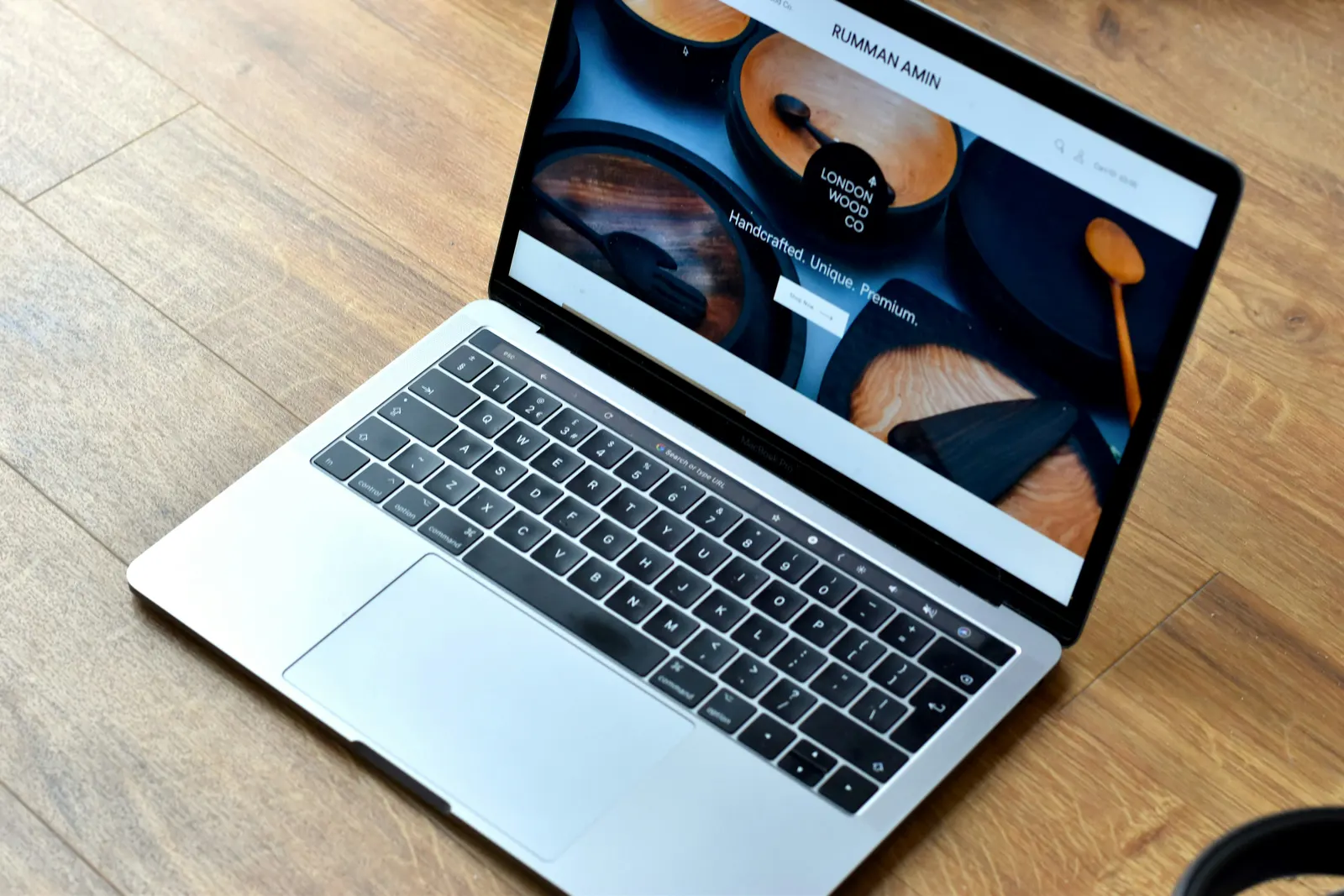 Pantalla de laptop mostrando un sitio web moderno con diseño limpio y profesional